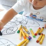 bambino-disegna-150x150 Trucchi per insegnare ai bambini ad impugnare correttamente la matita o la penna Trucchi per insegnare ai bambini ad impugnare correttamente la matita o la penna Figli