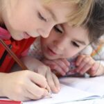 Come insegnare al bambino in età prescolare un'adeguata presa della penna Figli 